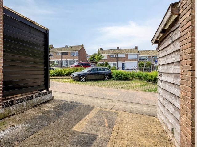 Goudenregenplantsoen 22, Rhenen