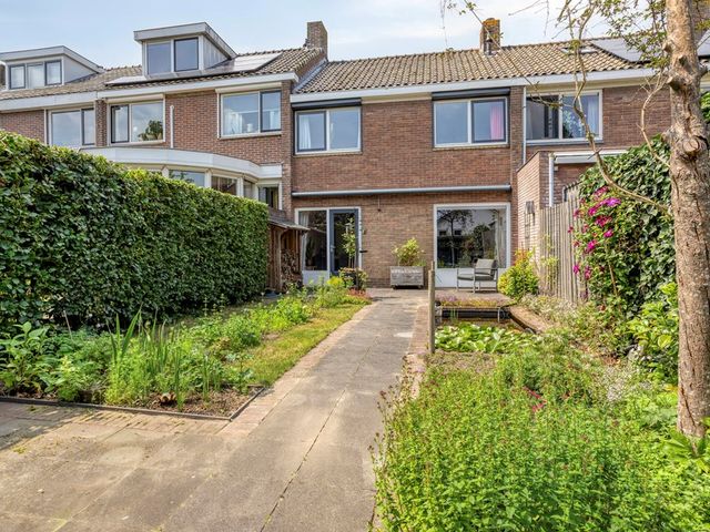 Goudenregenplantsoen 22, Rhenen