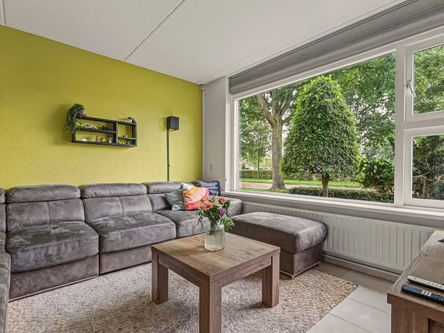 Van Esscheplantsoen 1, Strijen