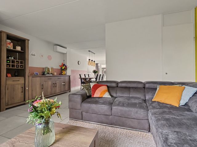 Van Esscheplantsoen 1, Strijen