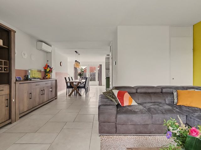 Van Esscheplantsoen 1, Strijen