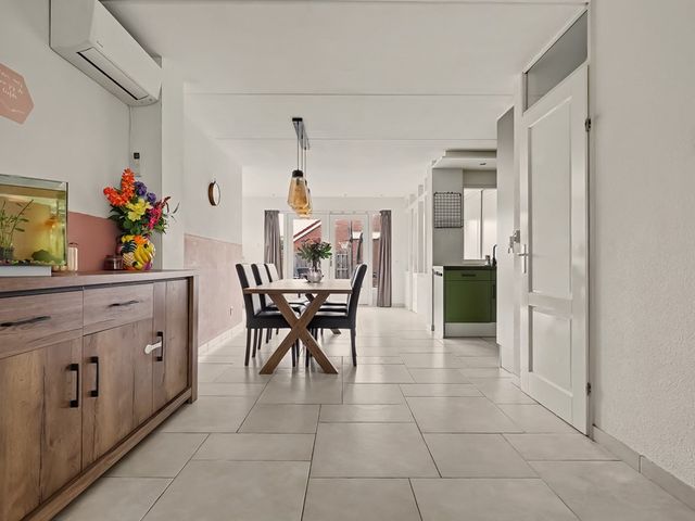 Van Esscheplantsoen 1, Strijen