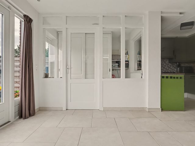 Van Esscheplantsoen 1, Strijen