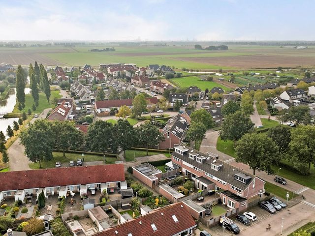 Van Esscheplantsoen 1, Strijen