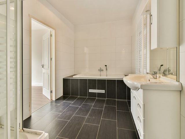 Oostzeedijk 44A01, Rotterdam