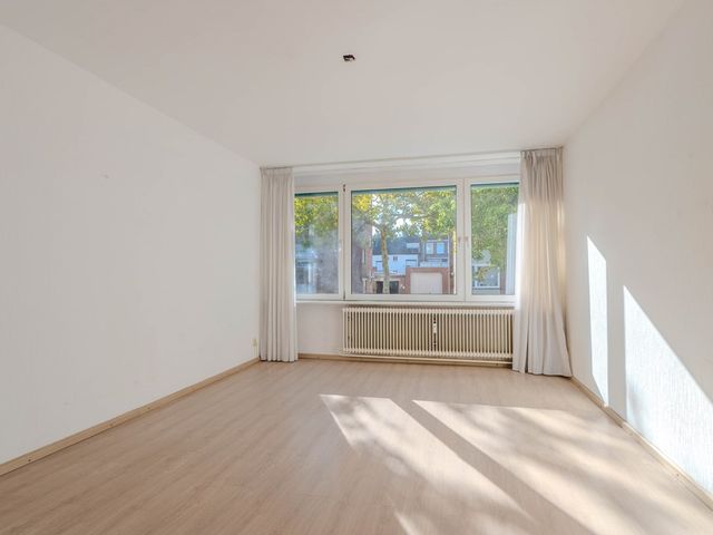 Adelbert van Scharnln E 9, Maastricht