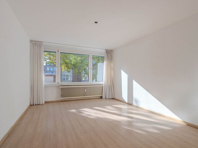 Adelbert van Scharnln E 9, Maastricht