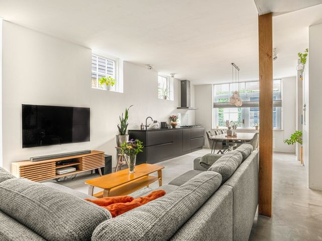 West 37, Hoorn