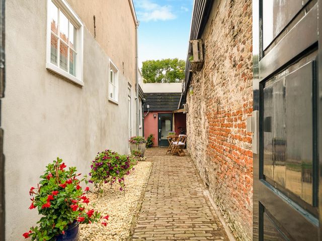West 37, Hoorn