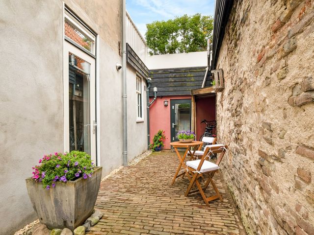 West 37, Hoorn