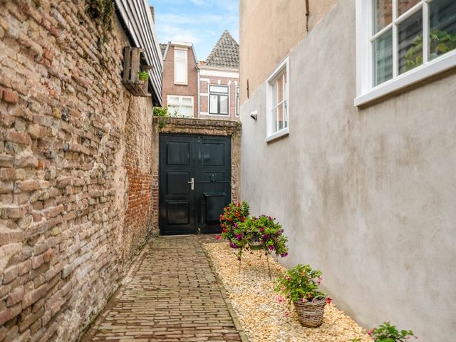 West 37, Hoorn