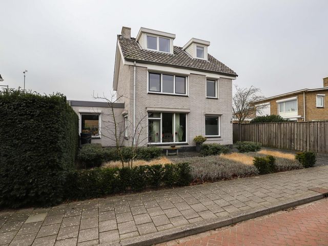 J A Molstraat 17, Kapelle