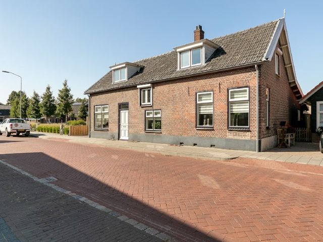 Burgemeester Posweg 32, Brakel