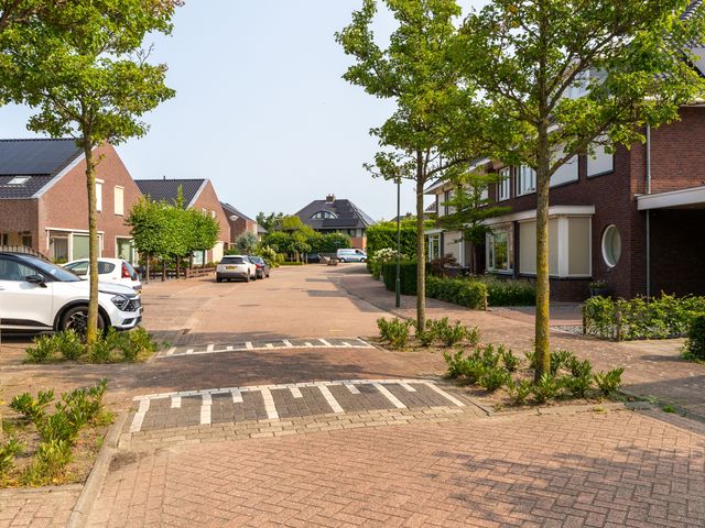 Ossenwaard 11, Wijk en Aalburg