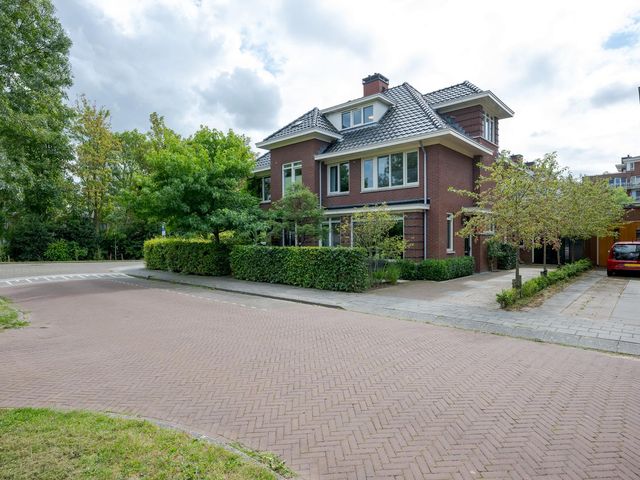 Burgemeester Pompe van Meerdervoortlaan 3, Voorschoten