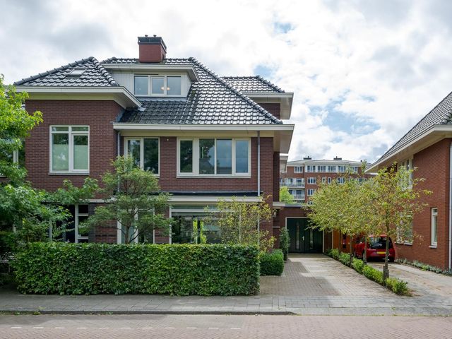 Burgemeester Pompe van Meerdervoortlaan 3, Voorschoten