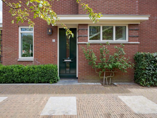 Burgemeester Pompe van Meerdervoortlaan 3, Voorschoten