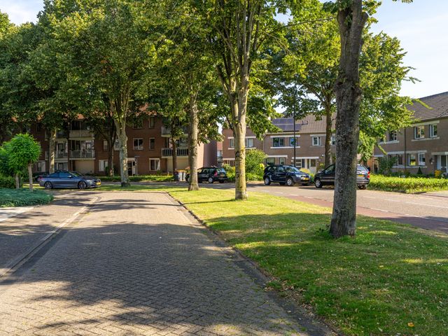 Lindonklaan 145, Raamsdonksveer