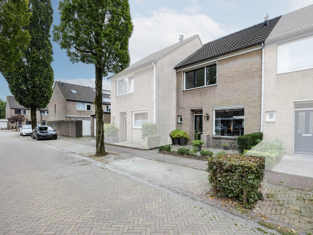 Burg. Van den Oeverstraat 3, Haaren