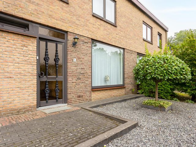 Pastoor Delahayestraat 5, Munstergeleen