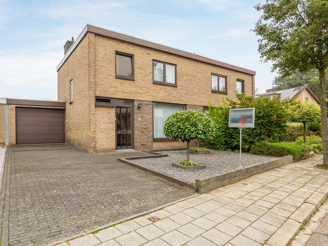 Pastoor Delahayestraat 5, Munstergeleen