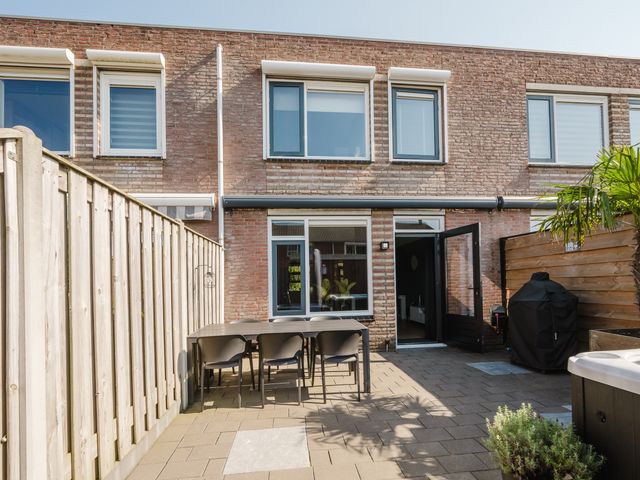 Golda Meirstraat 76, Spijkenisse