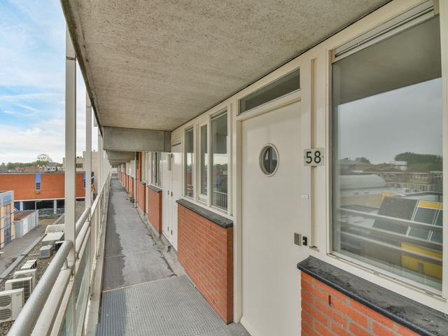 Polderplein 84, Hoofddorp