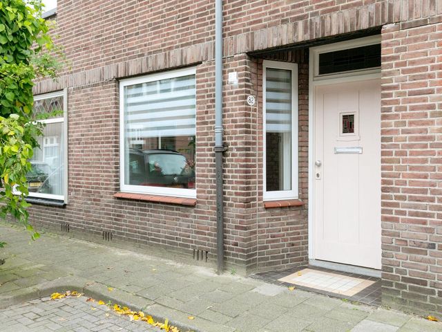 Pastoor van Beurdenstraat 82, Tilburg