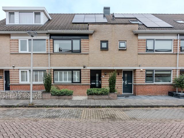 Jeanne van Schaik-Willingstraat 5, Spijkenisse