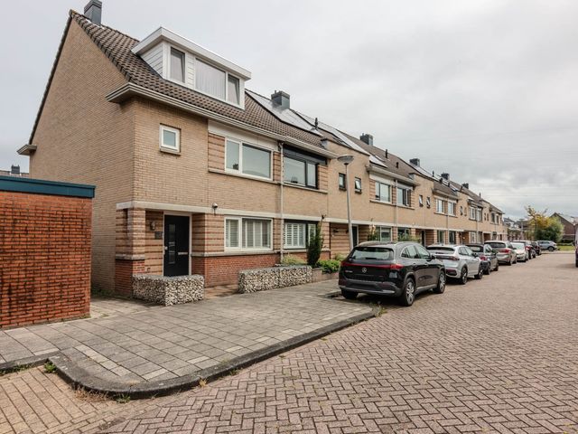 Jeanne van Schaik-Willingstraat 5, Spijkenisse