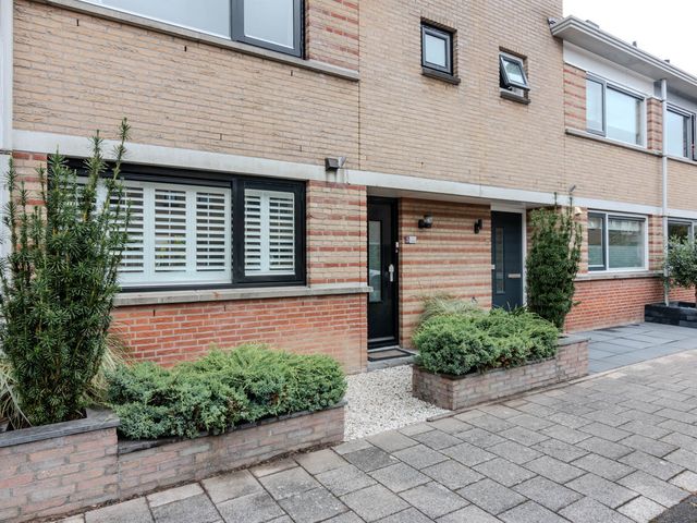 Jeanne van Schaik-Willingstraat 5, Spijkenisse