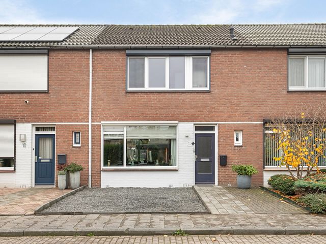 Minister Van Houtenstraat 12, Veghel