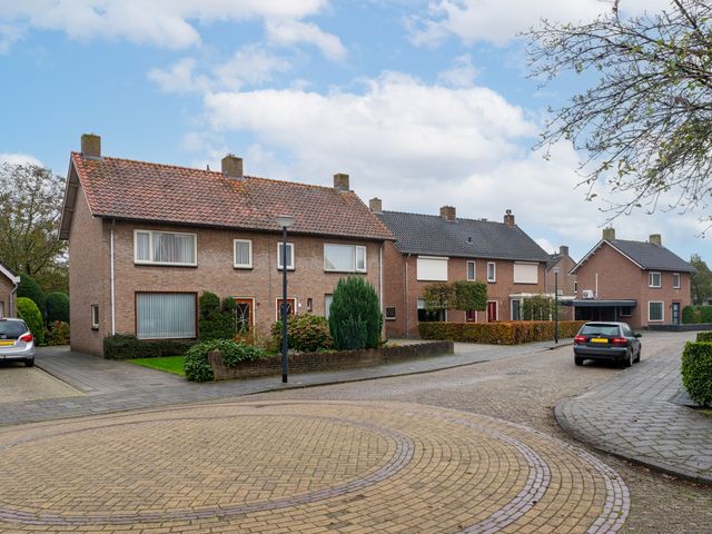 Burgemeester Van Dijkstraat 17, Sprang-Capelle