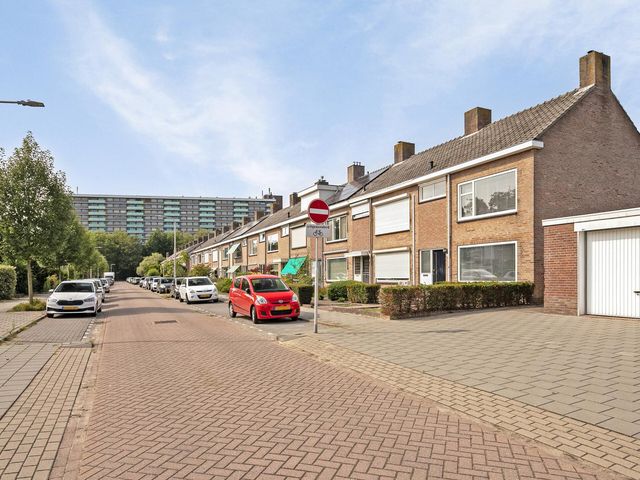 Montfortanenlaan 67, Tilburg