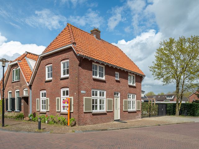 Dorpsstraat 31, Enter