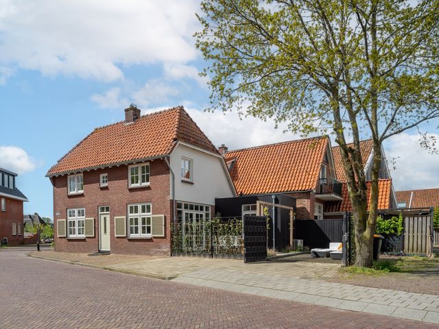 Dorpsstraat 31, Enter