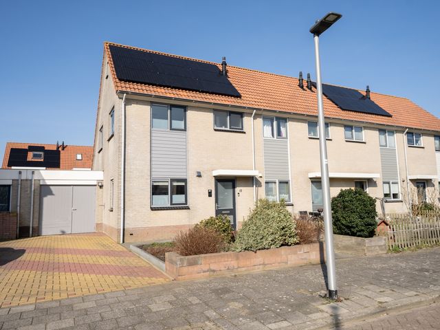 Waardwei 8, Den Burg