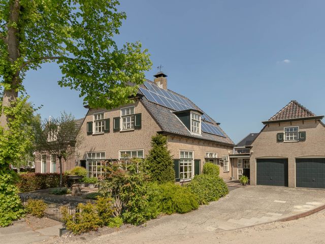 Noordeinde 175, Roelofarendsveen