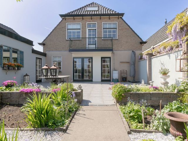 Noordeinde 175, Roelofarendsveen