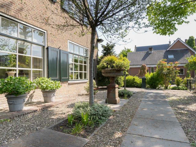 Noordeinde 175, Roelofarendsveen