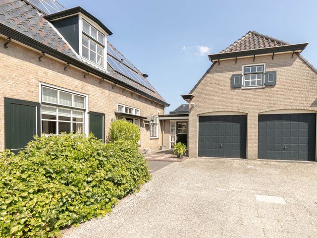 Noordeinde 175, Roelofarendsveen