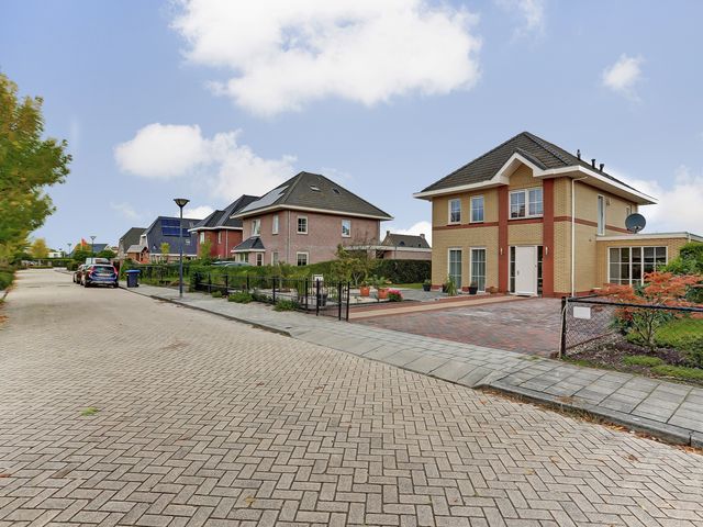 Landfort 77, Lelystad