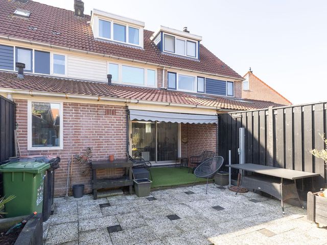Ceder 72, Hoorn