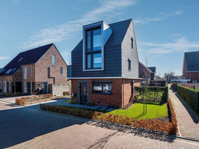 Zesmorgenstraat 15, Zevenaar