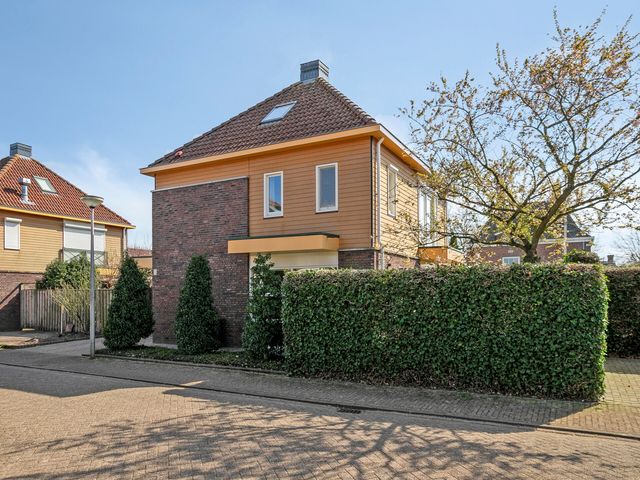 Koos Veraartstraat 16, Steenbergen