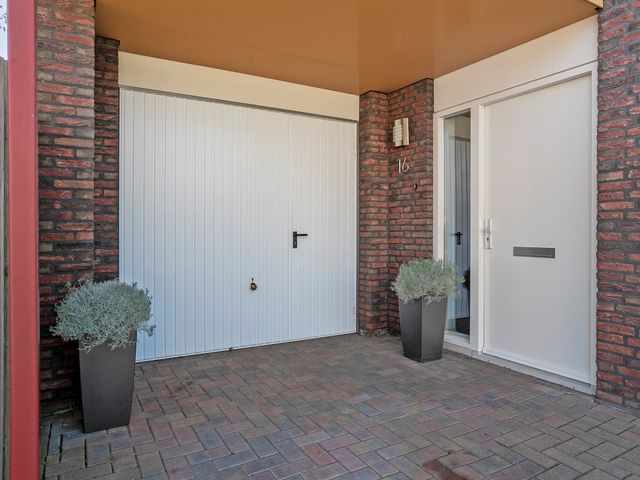 Koos Veraartstraat 16, Steenbergen