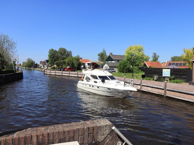 Burgemeester van der Veenweg 6, Ossenzijl
