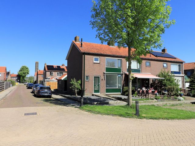 Burgemeester van der Veenweg 6, Ossenzijl