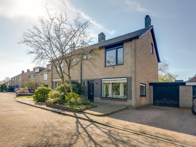 Jasmijnstraat 27, Hoeven