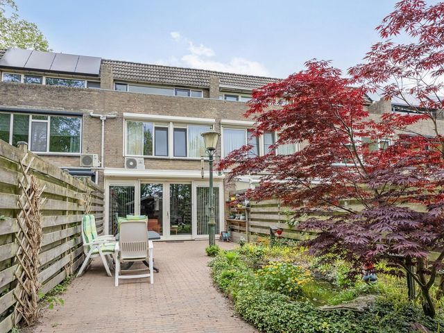Lijsterhof 8, Made